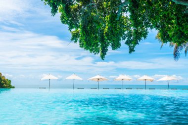 Güzel lüks şemsiye ve sandalye hote yüzme havuzunda çevresinde