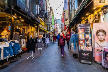 Seoul, Güney Kore 10 Aralık 2018: Myeong dong pazarı 