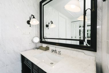 Güzel lüks beyaz lavabo ve bathroo facuet su iç