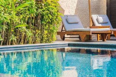 Şemsiye ve sandalye yakın deniz okyanus plaj wi yüzme havuzu etrafında