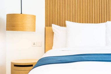 Yatak odasında yatak dekorasyonu güzel rahat yastık