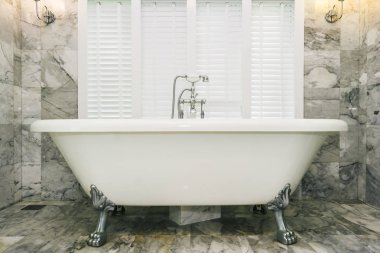 Güzel lüks zerafet beyaz küvet ve su musluk süslemek