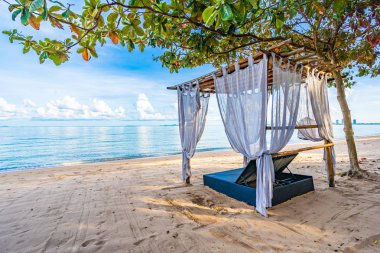 Tropikal plaj deniz Okyanusu üzerinde boş yatak koltuğu ve salon 