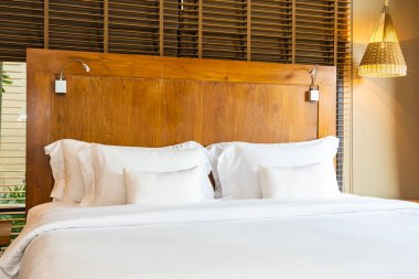 Yatak ve battaniye üzerinde güzel lüks rahat beyaz yastık Dec