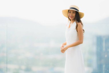 Portre güzel genç Asyalı kadın mutlu gülümseme ro üzerinde Relax