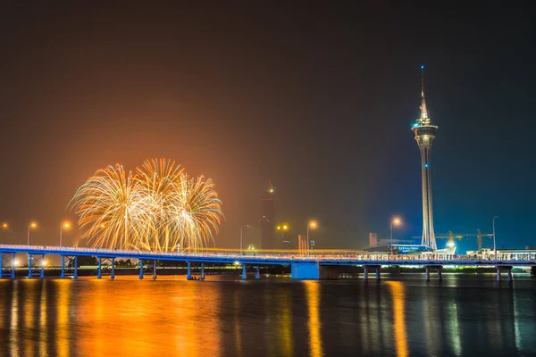 Belo fogo de artifício com torre de macau é marco da cidade de macau — Fotografia de Stock