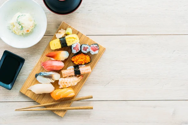 Camarão com casca de atum de salmão e outra carne sushi maki — Fotografia de Stock