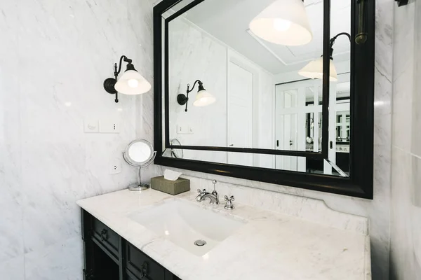 Hermoso lavabo blanco de lujo y facuet interior de agua de baño — Foto de Stock