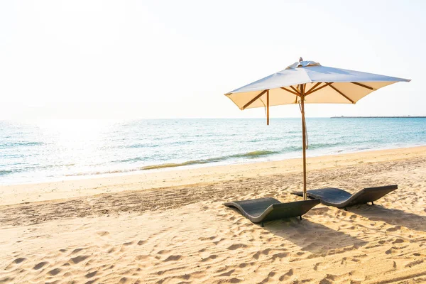Chaise parasol et salon sur la belle plage océan de mer sur sk — Photo