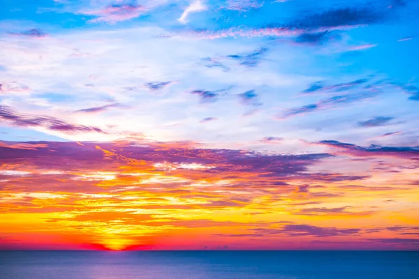 Sunr de deniz okyanusunun güzel açık tropikal doğa manzara — Stok fotoğraf
