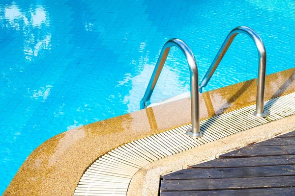 Hermosa piscina al aire libre en el complejo hotelero con escalera —  Fotos de Stock