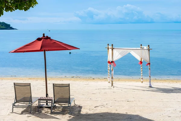 Vackra utomhus tropiska stranden havet med paraply stol a — Stockfoto