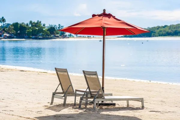 Prachtig buiten tropisch strand zee oceaan met paraplu stoel a — Stockfoto