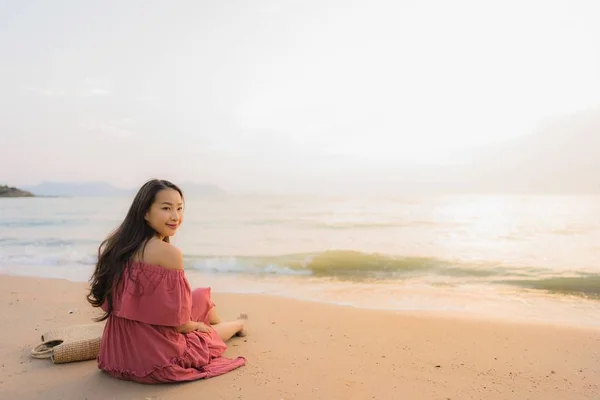 Ritratto bella giovane donna asiatica felice sorriso svago sul — Foto Stock