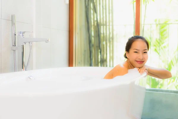 Portrait young beautiful asian woman take a bath in bathtub — Stock Photo, Image