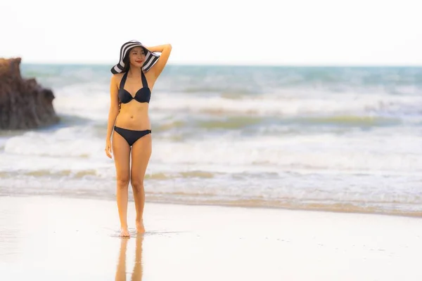 Porträt schöne junge asiatische Frau trägt Bikini am Strand — Stockfoto