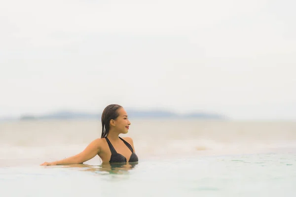 Portre güzel genç Asyalı kadın yüzme etrafında bikini giymek — Stok fotoğraf