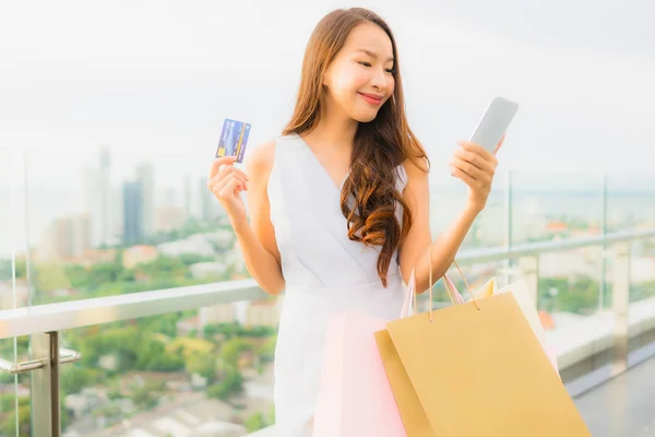 Retrato hermosa joven asiática mujer feliz y sonrisa con crédito — Foto de Stock