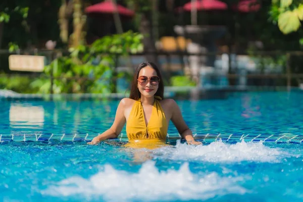 Retrato hermosa joven asiática mujer ocio relajarse sonrisa y hap —  Fotos de Stock