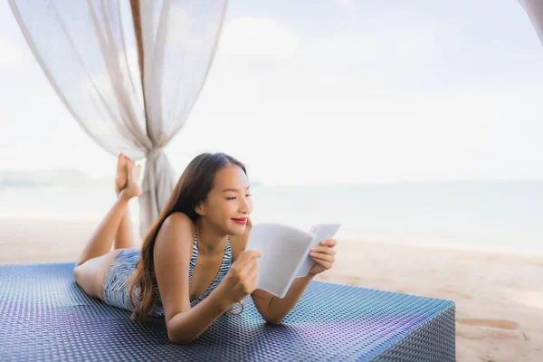 Retrato hermosa joven asiática mujer leyendo libro con feliz smi — Foto de Stock