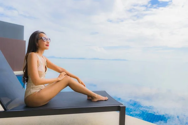 Retrato jovem mulher asiática relaxar sorriso feliz ao redor natação poo — Fotografia de Stock