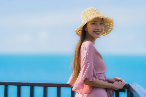 Retrato bonito jovem asiático mulher olhando mar praia oceano para — Fotografia de Stock