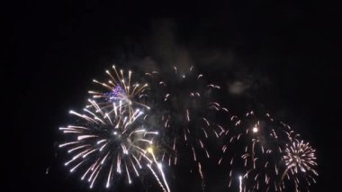 Gece gökyüzünde patlayan havai fişeklerin yakın çekim görüntüleri.