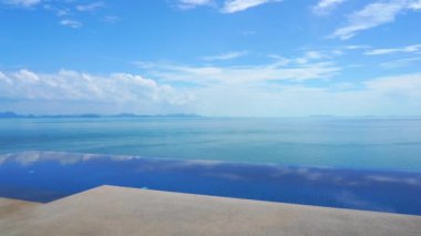 Oteldeki boş havuzun sakin görüntüleri.