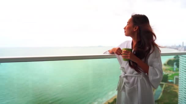 Zdjęcia Pięknej Azjatyckiej Kobiety Relaksującej Się Wybrzeżu Podczas Wakacji — Wideo stockowe
