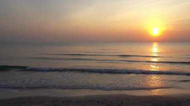 Güzel dalgalı denizin sakin görüntüleri.