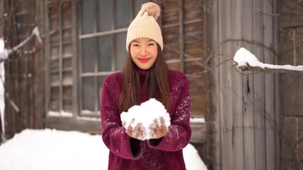 Beelden Van Mooie Aziatische Vrouw Winter Jas Kijken Naar Camera — Stockvideo