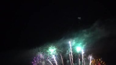 Gece gökyüzünde patlayan havai fişeklerin yakın çekim görüntüleri.