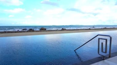 Güzel dalgalı denizin sakin görüntüleri.