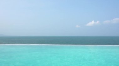 Güzel dalgalı denizin sakin görüntüleri.