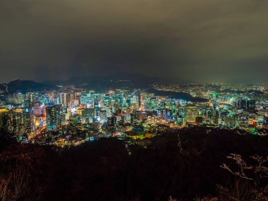 Geceleri Seoul şehir etrafında bina güzel mimari