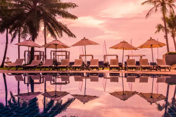 Bella piscina all'aperto di lusso in hotel e resort — Foto Stock