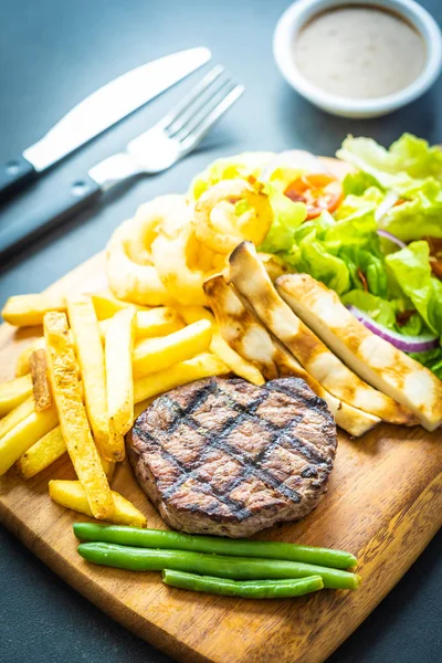 Grilovaný hovězí maso steak s omáčkou z francouzské hranolky a čerstvé vegeta — Stock fotografie