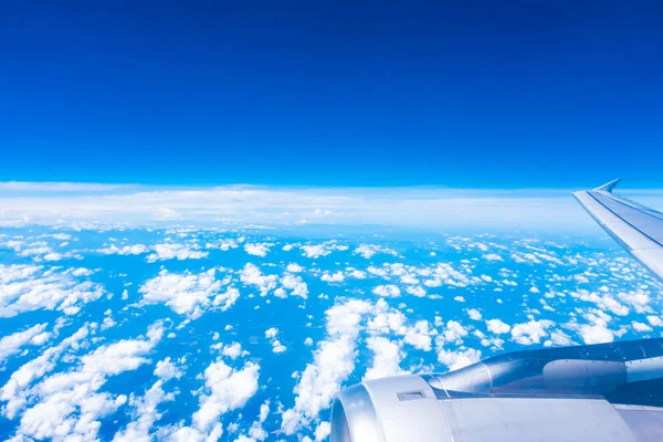 Letecký pohled na křídlo letadla s modrým nebem — Stock fotografie