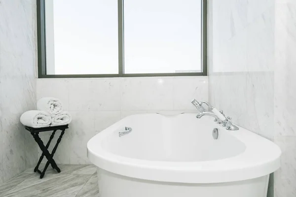 バスルームのインテリアに美しく贅沢な白いバスタブ装飾 — ストック写真