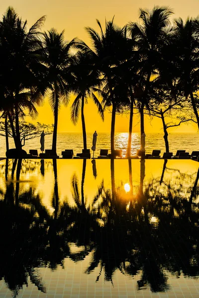 Beautiful Silhouette coconut palm tree on sky around swimming po — Stock Photo, Image