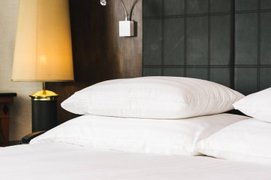 Güzel lüks rahat beyaz yastık ve battaniye yatakta zekâ