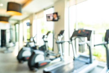 Spor salonu iç odasında soyut ve defokus fitness ekipmanları