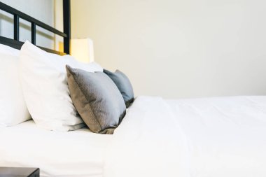 Hafif lamba ile yatakta güzel lüks rahat yastık