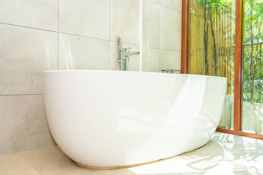 Beyaz lüks küvet banyo iç dekorasyonda