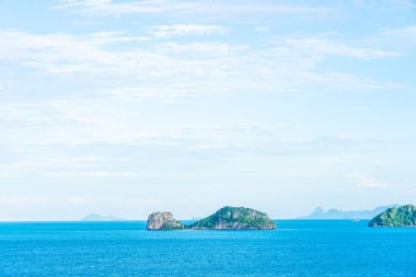Zekâ etrafında beyaz bulut mavi gökyüzü ile güzel açık deniz okyanusu