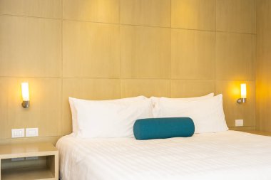 Yatak dekorasyon iç güzel beyaz yastık ve battaniye