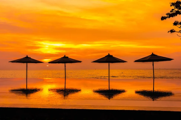 Sonnenschirm und Liegestuhl rund um Schwimmbad Neary Meer Ozean Strand bei — Stockfoto