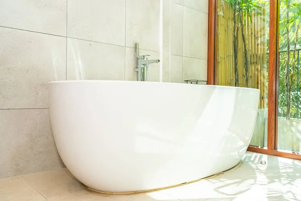 Biały luksusowych wanna ozdoba wnętrza łazienki — Zdjęcie stockowe