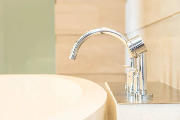 Hermosa elegancia de lujo bañera blanca y grifo de agua decorat —  Fotos de Stock