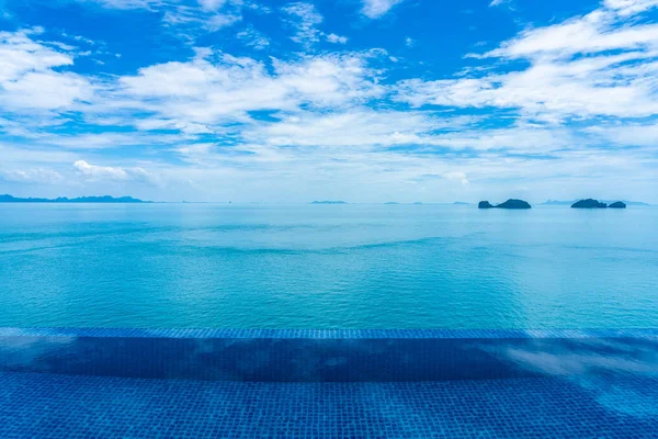 Bela piscina exterior com mar oceano na nuvem branca bl — Fotografia de Stock